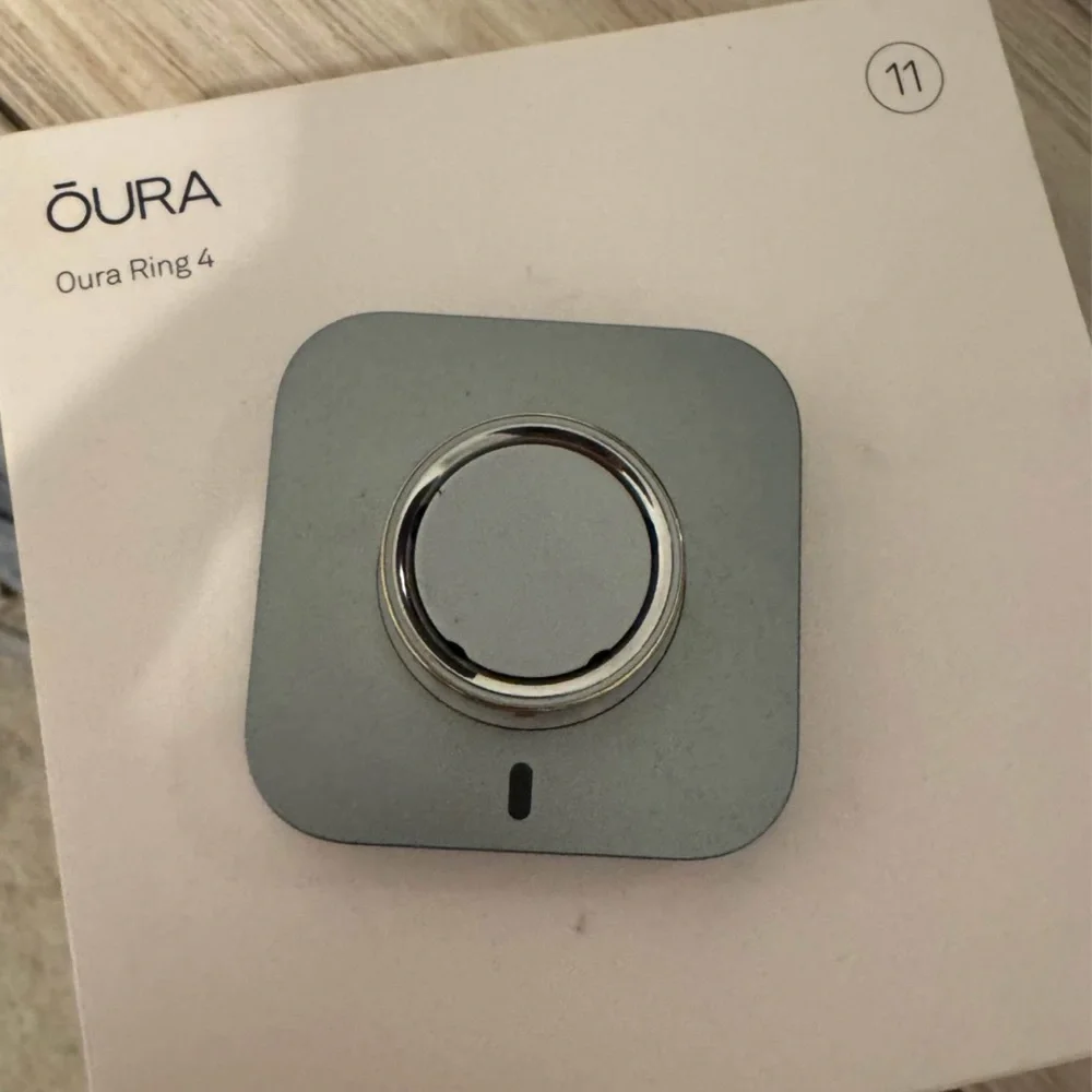 Gold Oura Ring 4. Wearable with Advanced Health Tracking